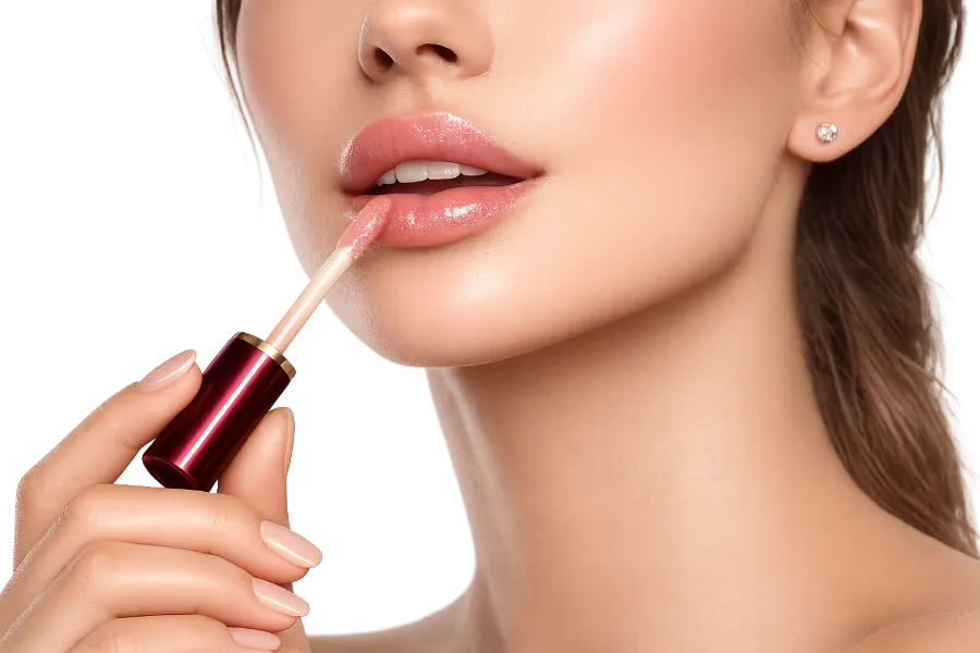 Modelo aplicando gloss labial